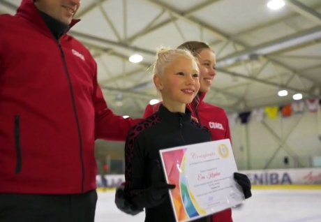 Ausbildung durch die Internationale Eiskunstlauf-Akademie von Alexander Ryabinin